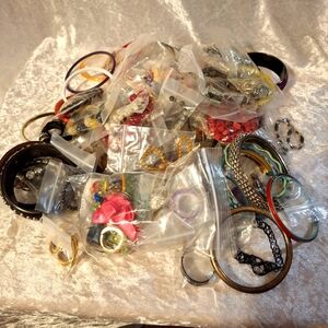 Fashion Jewelry Collection - LOT 4 - 84 pieces